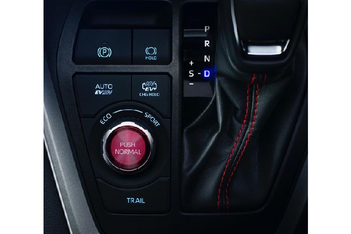 Khoang lái được thiết kế thể thao, màn hình cảm ứng đa phương tiện 9 inch hỗ trợ Apple CarPlay và Android Auto, ghế trước và sau sưởi, cốp điện, cửa sổ trời toàn cảnh, màn hình head-up và nhiều tính năng khác.
