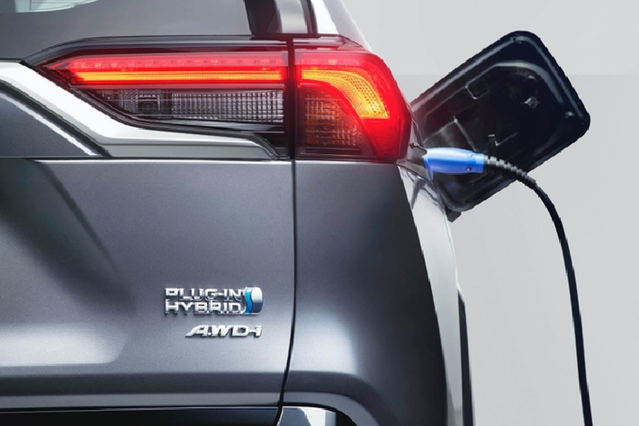 Bản RAV4 plug-in hybrid đầu tiên sử dụng công nghệ hybrid-điện mới nhất của Toyota cho khả năng di chuyển bằng điện vượt trội.