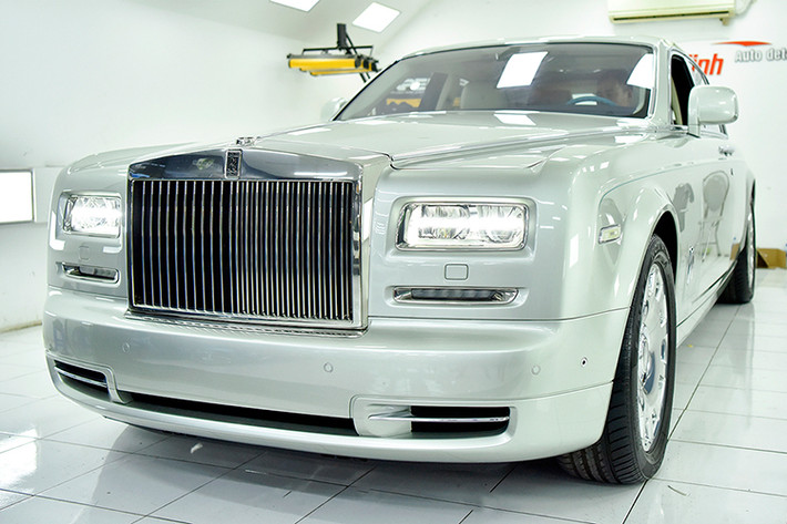 Rolls-Royce Phantom II Hadar vẫn được trang bị khối động cơ V12, dung tích 6,75 lít, sản sinh công suất tối đa 453 mã lực và mô-men xoắn cực đại 720 Nm. Kết hợp với hộp số tự động 8 cấp, động cơ cho phép chiếc xe siêu sang tăng tốc từ vị trí xuất phát lên 100 km/h chỉ trong khoảng thời gian 5,9 giây trước khi đạt vận tốc tối đa 250 km/h.