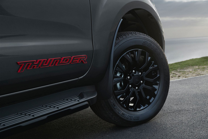Mẫu bán tải Ford Ranger Thunder đặc biệt này được xây dựng dựa trên nền tảng Ranger Wildtrack, Ford chỉ thay đổi thiết kế và nâng cấp một vài bộ phận cho xe.