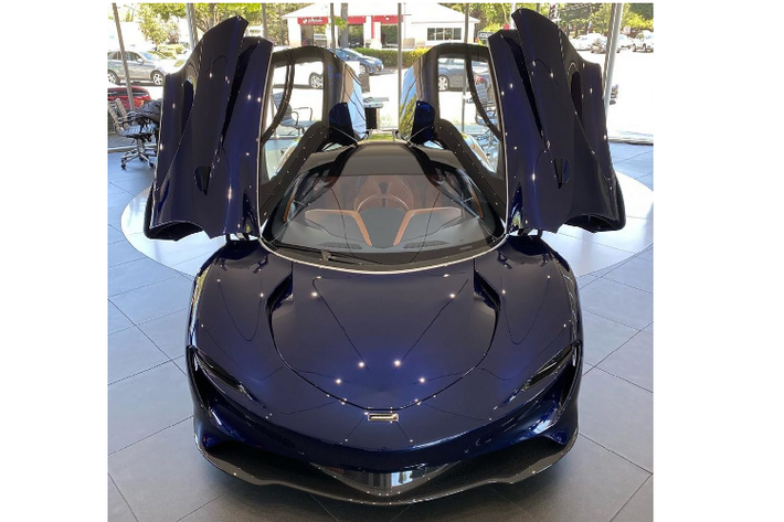 Theo công bố của hãng siêu xe McLaren, có đến gần một phần ba số lượng khách hàng mua Speedtail đang định cư tại Mỹ, tuy nhiên, chiếc hyper-GT này lại không thể di chuyển một cách hợp pháp trên đường phố nước này. Lý do chính khiến chiếc xe không hợp pháp là do vị trí chỗ ngồi của nó khi vị trí lái được đặt chính giữa cùng hai ghế ngồi hai bên. McLaren cho biết thiết kế này nhằm tối ưu hóa trọng tâm, giúp xe đạt được tốc độ cao nhất. Một lý do khác chính là vì gương chiếu hậu của xe là camera thay vì gương kính truyền thống.