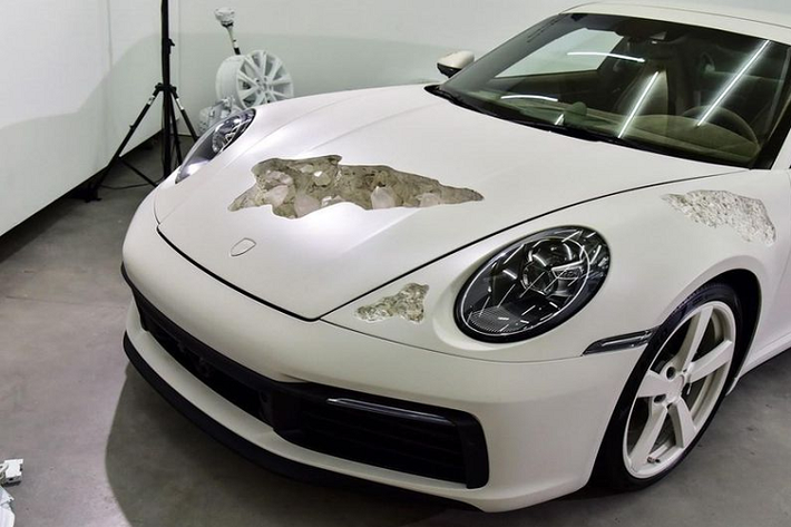 Thực ra, đây không phải lần đầu chiếc Porsche 911 Carrera 4S mới này được trưng bày trước công chúng, trước đó, xe đã từng có mặt tại Trung tâm mua sắm Selfridges ở London vào cuối năm 2019. Chiếc xe cũng từng được thực hiện một bộ ảnh cận cảnh vào đầu tháng này bởi Autohome.