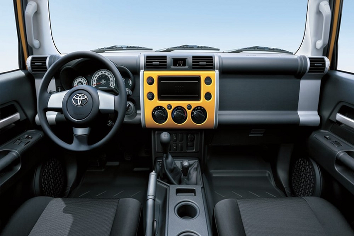 Những tưởng rằng Toyota FJ Cruiser đã biến mất khỏi thị trường xe mới trên toàn cầu. Thế nhưng hóa ra, mẫu SUV này hiện vẫn còn đang bám trụ tại 2 thị trường là Các tiểu vương quốc Ả-Rập thống nhất (UAE) và Nam Phi.