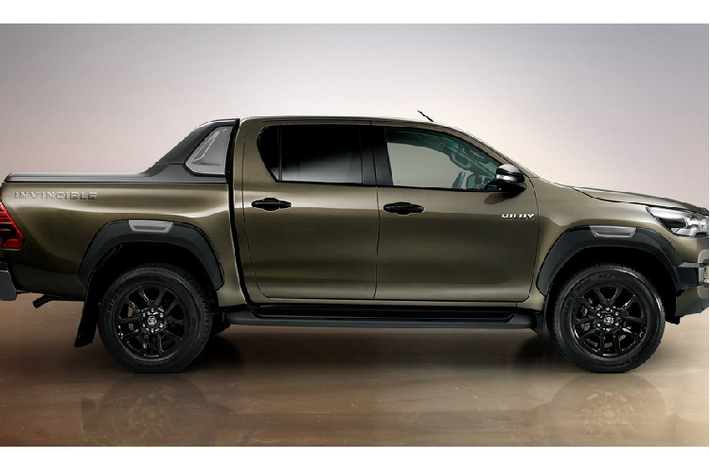 Toyota Hilux 2020 được trang bị bộ mâm hợp kim kích thước 18 inch. Dù được mở rộng đôi chút, vòm bánh xe trên Hilux mới vẫn chưa thực sự hầm hố hơn các đối thủ. Do đó, Toyota tại Thái Lan cung cấp thêm phiên bản Rocco với cản va trước, vòm bánh xe có thêm ốp bảo vệ bằng nhựa đen đi kèm bộ mâm 18 inch mới và bộ lốp địa hình chuyên dụng.