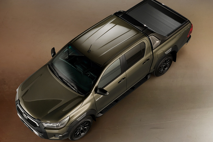 Về an toàn, Hilux 2020 được trang bị gói Toyota Safety Sense tương tự Fortuner. Gói này gồm hệ thống cảnh báo trước va chạm, kiểm soát hành trình thích ứng, cảnh báo tốc độ, cảnh báo lệch làn đường.