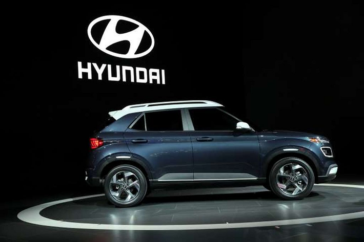 Bỏ qua vấn đề giá bán, chiếc crossover hoàn toàn mới nhà Hyundai sở hữu tổng thể ngoại hình khá trẻ trung và hiện đại với một loạt các điểm nhấn tân thời như dải LED định vị ban ngay dạng dẹt, đặt phía trên cụm đèn pha, lưới tản nhiệt hình thác nước Cascading Grille đặc trưng, hay kiểu sơn ngoại thất 2 màu và nhiều chi tiết đặc trưng của Hyundai.