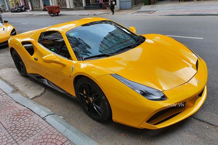 Theo tìm hiểu, siêu xe Ferrari 488 Spider trong bài viết nguyên bản có màu sơn trắng và đồng thời cũng là chiếc 488 Spider đầu tiên tại Việt Nam sở hữu màu sơn này. Tuy nhiên, sau một thời gian dài sử dụng, chủ nhân của xe đã quyết định tân trang lại "bộ cánh" mới cho siêu phẩm nước Ý, chuyển sang màu vàng rực rỡ và nổi bật cùng gói độ body-kit Novitec Rosso hầm hố.