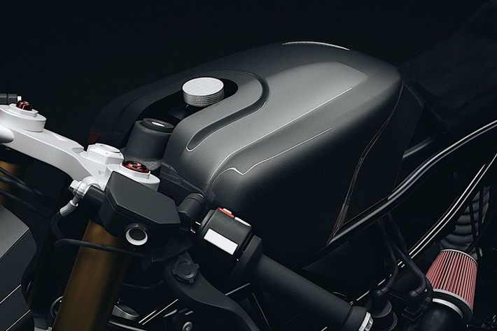 Đầu tiên, dáng đứng của chiếc mô-tô nhà BMW đã thay đổi hoàn toàn, tạo hơi hướng khum khum tiến về phía trước ngay cả khi được dựng chân chống. Đều này đến từ phần khung mới trên chiếc xe, thẳng hơn nhiều so với những gì nguyên bản mà BMW áp dụng.