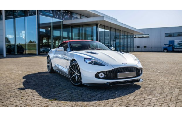 Siêu xe Aston Martin Vanquish Zagato Volante nổi bật với cấu trúc thân bằng sợi carbon và hợp kim, động cơ V12 mạnh nhất của Aston và thiết kế gợi nhắc đến những chiếc Aston Martin huyền thoại. Một chiếc V12 Vanquish đặc biệt đã từng được James Bond sử dụng trong bộ phim Die Another Day năm 2002.