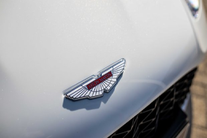 Hãng xe thể thao Anh Quốc ra mắt Vanquish Zagato Volante vào cuối năm ngoái với số lượng giới hạn chỉ 99 chiếc và giá bán cho mỗi chiếc lên đến 850.000 USD. Với số lượng giới hạn và giá khá “đắt”, Vanquish Zagato Volante gần như xa khỏi tầm với của nhiều người mê xe.