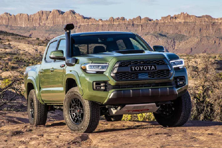 Khác với thị trường các nước Đông nam Á, ở Mỹ, không phải Hilux mà Tacoma mới được xem là mẫu xe đối đầu trực tiếp với Ford Ranger. Sự khác biệt rõ rệt nhất của Tacoma và Hilux đến từ độ rộng khoang lái. Ngoài ra trong khi Hilux có thêm tùy chọn cabin đơn thì đàn anh Tacoma chỉ được cung cấp duy nhất với biến thể cabin kép.