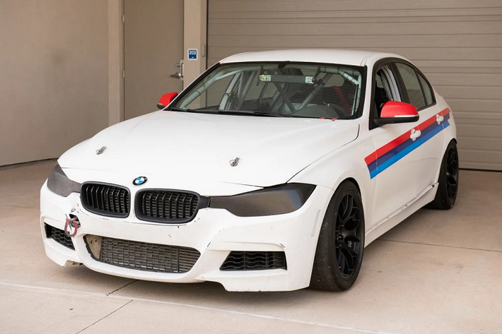 Mẫu xe BMW 3-Series được biết đến là dòng sedan 4 cửa tầm trung phù hợp cho việc di chuyển hàng ngày, thế nhưng chiếc 328i 2012 trong bài đã được BimmerWorld nâng cấp thành một chiếc xe đua. Được biết, chiếc 328i này đã từng tham chiến tại giải đua IMSA ở hạng mục ST-Class.