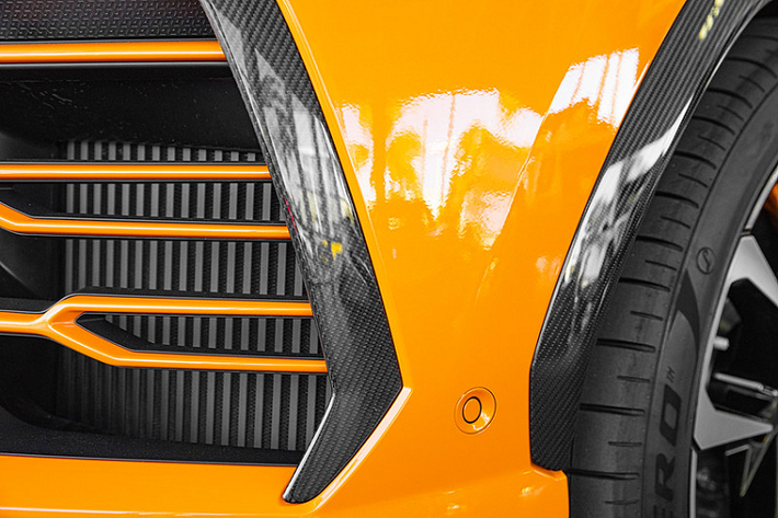 Những nâng cấp ốp sợi carbon ngoại thất được Lamborghini bán ra dưới dạng tùy chọn, thông qua hai gói khác nhau. Xe được trang bị bộ mâm Taigete năm chấu kép, kích thước lên đến 23 inch và được hoàn thiện theo phong cách phay kim cương bề mặt.