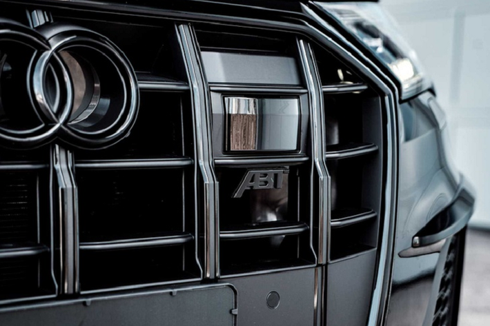 Bộ bodykit mang đến cho xe các phần mở rộng hốc bánh ở cả phía trước và sau, phần cản trước cũng được thiết kế lại hầm hố hơn với phần líp trước mảnh.