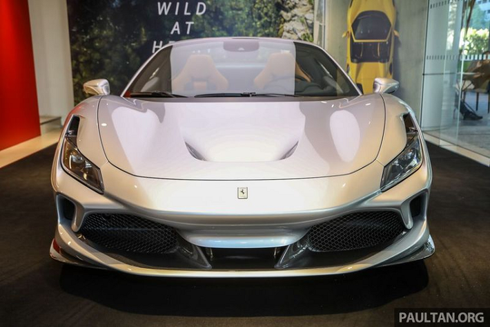 Về thiết kế ngoại thất, F8 Spider sở hữu ngôn ngữ thiết kế "S-Duct" với họng hút gió trước lấy cảm hứng từ xe đua F1, giúp tăng thêm 15% lực ép xuống mặt đường so với mẫu xe tiền nhiệm.