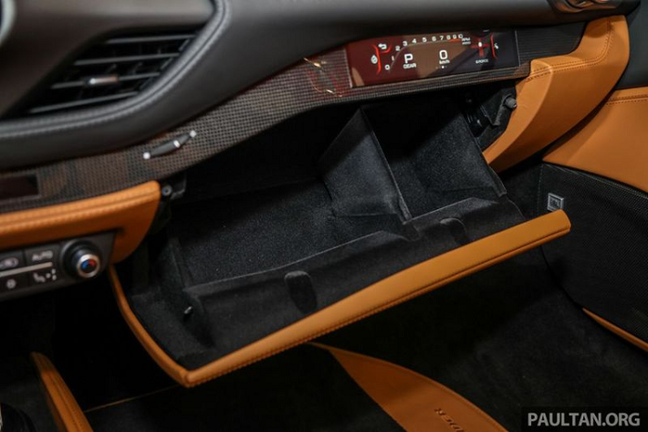Bước vào khoang nội thất, cabin của F8 Spider cũng có bố cục tập trung vào người lái, mọi yếu tố của bảng táp-lô, ốp cửa hai bên và cụm điều khiển trung tâm đã được thiết kế để phục vụ người lái tốt nhất.
