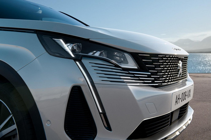 Bước sang năm 2020, Peugeot 3008 thế hệ mới sở hữu thiết kế tương đồng với những mẫu xe khác cùng thương hiệu. Theo đó, Peugeot 3008 2020 được bổ sung đầu xe hoàn toàn mới với lưới tản nhiệt không viền, đi kèm những nan nhỏ nằm ngang mở rộng sang 2 bên và ăn sâu cả vào cản trước.