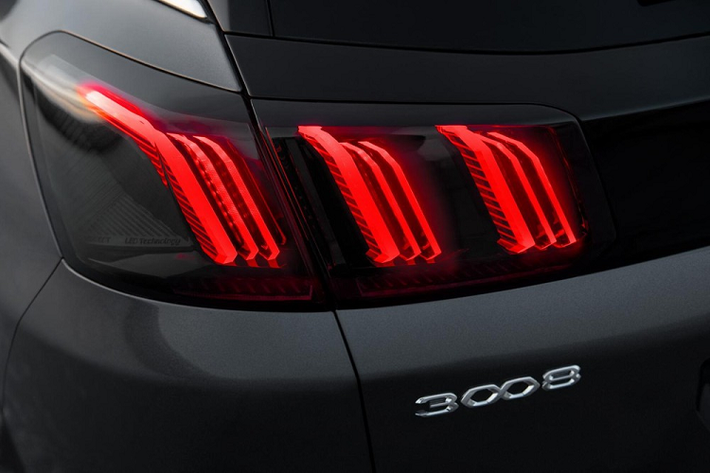 Khi mua Peugeot 3008 2020, khách hàng châu Âu có thể chọn 1 trong 3 bản trang bị cùng một số màu sơn ngoại thất mới như xanh Celebes Blue hoặc xanh Vertigo Blue. Thêm vào đó là 3 gói phụ kiện ngoại thất mang tên Active Pack, Black Pack và GT Pack. Riêng gói GT Pack sẽ bổ sung bộ vành hợp kim San Francisco 19 inch và lưới tản nhiệt riêng cho Peugeot 3008 mới.