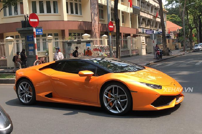 Siêu phẩm Lamborghini Huracan trong bài viết được nhập khẩu về nước hồi năm 2015. Ban đầu, siêu phẩm này sở hữu bộ body-kit độ Vorsteiner Verona Edizione từ nước ngoài. Tuy nhiên, sau một thời gian sử dụng, chủ nhân đã thay đổi bản độ này sang bộ body-kit Vorsteiner Novara Edizione thể thao hơn.