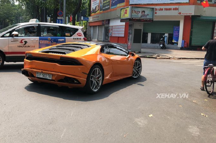 Phần nóc xe được dán decal màu đen nhằm tạo điểm nhấn