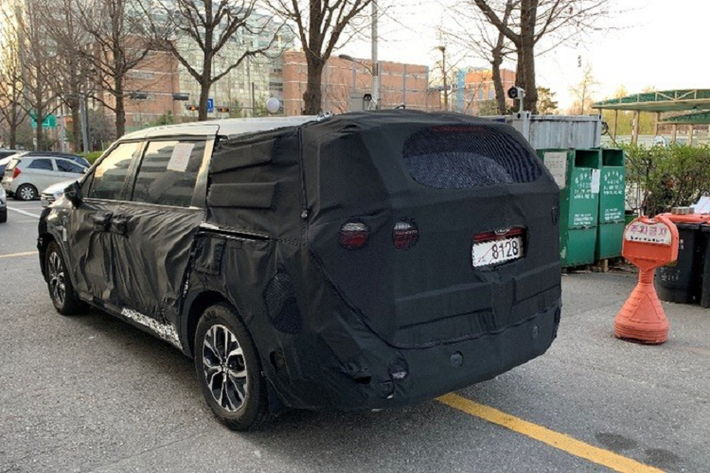 Kia Sedona thế hệ mới hiện nay có lẽ đang ở giai đoạn cuối cùng của quá trình phát triển. Trước đó, cánh săn ảnh đã từng nhiều lần bắt gặp mẫu xe MPV này chạy trên đường thử với thiết kế hiện đại và sang trọng hơn.