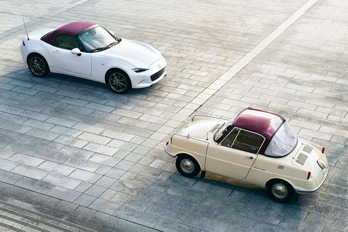 Các dòng xe được Mazda lựa chọn đưa vào bộ sưu tập kỷ niệm 100 năm ra đời của mình gồm gần như toàn bộ dải sản phẩm hiện có của hãng, từ Mazda2, Mazda3 cho tới CX-5, CX-8 hay MX-5.