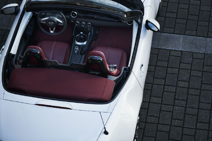 Các mẫu xe Mazda đặc biệt này sẽ chỉ sử dụng hai tông màu trắng/đỏ, lấy cảm hứng từ mẫu xe du lịch đầu tiên của hãng – mẫu Mazda R360 ra đời năm 1960, cũng là mẫu xe ra mắt lần đầu tiên tại Triển lãm ôtô Nhật Bản (Japan Auto Show) trong năm đó.