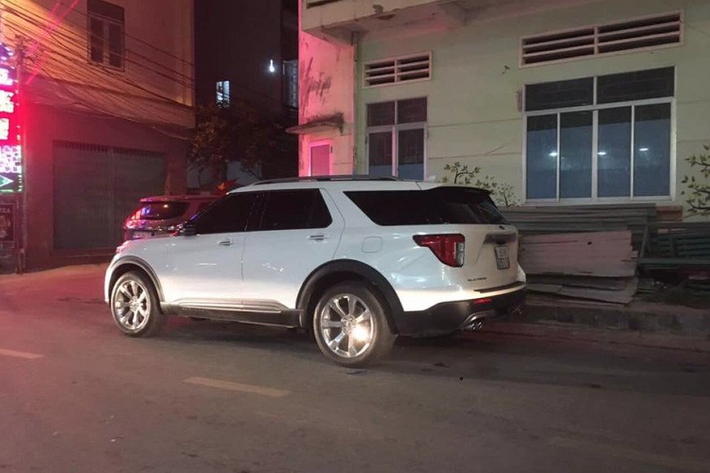 Theo những hình ảnh mới đây được chia sẻ trên mạng xã hội, mẫu xe SUV Ford Explorer 2020 đã xuất hiện trên đường phố Việt Nam và đã có biển trắng, nhưng theo tìm hiểu đây không phải là xe nhập khẩu chính hãng và chỉ về nước bởi đơn đặt hàng riêng và do đại lý tư nhân nhập khẩu.