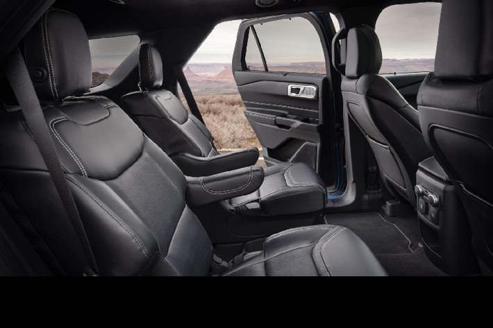 Khoang nội thất trên thế hệ thứ 6 của Ford Explorer cũng thay đổi lớn khi màn hình trung tâm được đặt dọc với kích thước 12,3 inch như một chiếc iPad tách rời khởi táp-lô. Đây có thể là thiết kế mạo hiểm trên Ford Explorer bởi nhiều người sẽ không thích, nhưng ngược lại đây sẽ là phá cách của thương hiệu Mỹ. Hệ thống giải trí trên xe là SYNC 3 hỗ trợ kết nối Apple CarPlay/Android Auto cùng những kết nối cơ bản khác và dàn âm thanh 14 loa B&O.