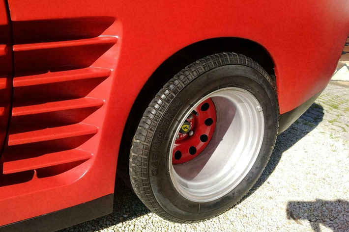 Từ Pontiac Fiero và Chevrolet Camaro cho tới đôi lúc Corvette cũng từng mang vai trò xe nền để chuyển đổi thành Ferrari, nhưng đây có lẽ là lần đầu tiên chúng ta thấy một chiếc Porsche biến thành Ferari. Được chào bán trên một trang Mobile.de của Đức, chiếc Ferrari Testarossa nhái dưới đây có thân phận thật là một chiếc Porsche 924.