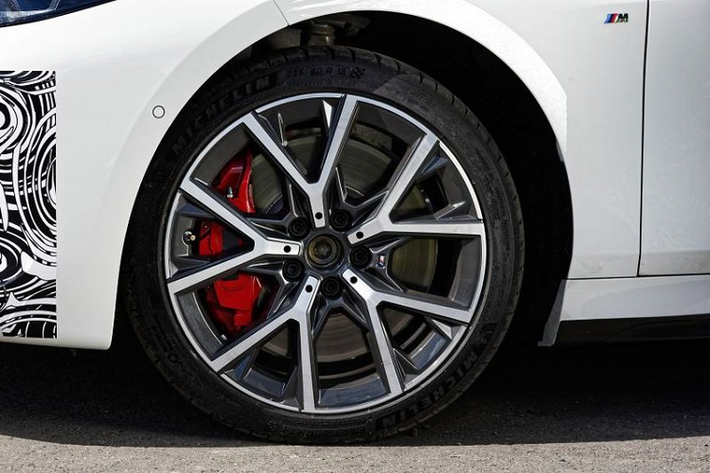Hộp số tự động Steptronic Sport tám cấp và vi sai chống trượt Torsen là các tính năng tiêu chuẩn trên 128ti, tuy nhiên, xe không được cung cấp hệ dẫn động bốn bánh xDrive như trên M135i.