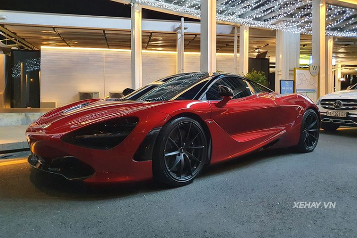 "Trái tim" của McLaren 720S Spider là cỗ máy xăng tăng áp kép V8 4.0 lít sản sinh công suất 710 mã lực và mô-men xoắn cực đại 769Nm, đi kèm là hộp số tự động tuần tự 7 cấp giúp xe chỉ cần 2,9 giây để tăng tốc từ 0 - 100 km/h. Tốc độ tối đa của xe đạt 325 km/h.