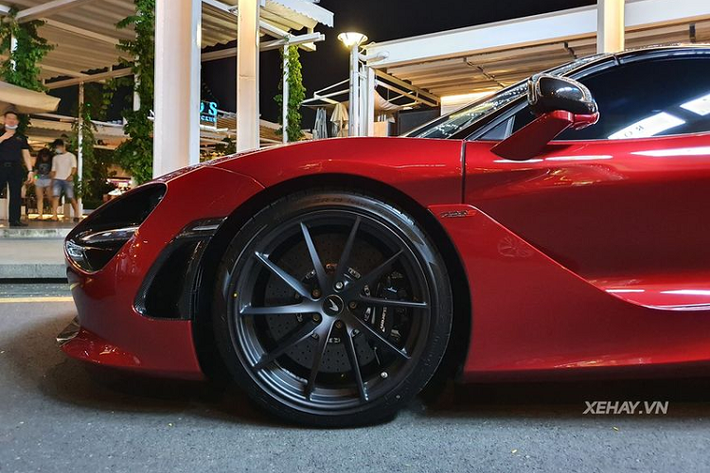 Điểm đặc biệt của chiếc McLaren 720S Spider mui trần này nằm ở việc xe được trang bị gói Performance với nhiều chi tiết làm từ sợi carbon như cản trước, hốc đèn pha, gương chiếu hậu, nắp khoang động cơ, hốc hút gió và cản sau..., khiến siêu xe mui trần trở nên ấn tượng và mạnh mẽ hơn so với nguyên bản.
