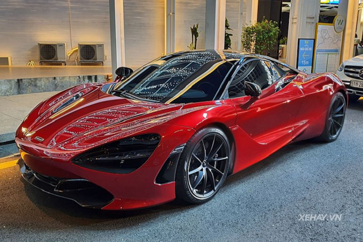 Nổi bật với bộ cánh màu đỏ Memphis Red, siêu xe McLaren 720S Spider thu hút mọi ánh nhìn của người qua đường. Ước tính để "rước" siêu phẩm này về tới Việt Nam, chủ xe đã phải tiêu tốn hơn 1 triệu USD (tương đương khoảng hơn 23 tỷ đồng).
