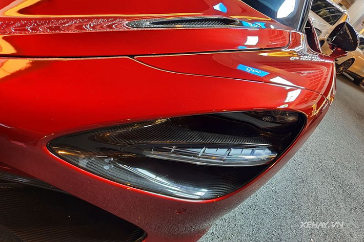 720S Spider gần như không có khác biệt gì so với bản 720S Coupe, ngoại trừ phần mui cứng có thể thu vào, các cửa sổ sau chỉnh điện và các cột trụ mới. Trong đó, phần mui này có thể hoạt động ở tốc độ lên tới 50 km/h, hơn hẳn 650 Spider (phạm vi 30 km/h) và cũng hoạt động êm ái gấp đôi so với Super Series mui trần thế hệ đầu tiên.