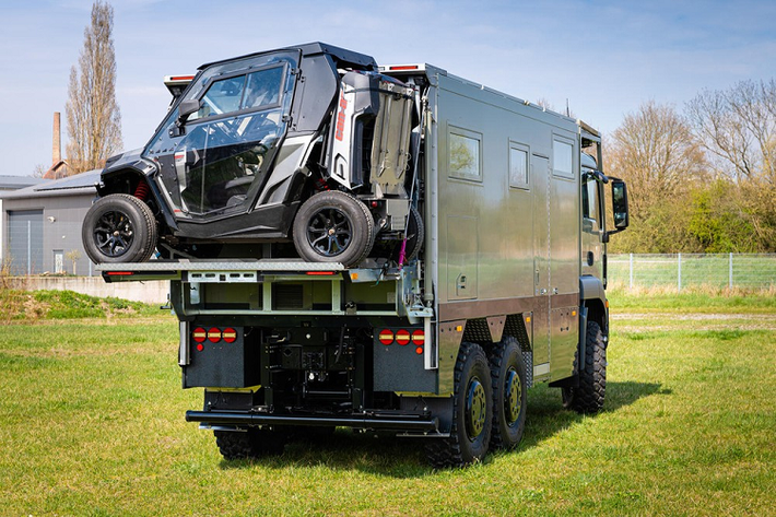 Phương tiện đặc biệt đó gọi là Unicat MD56c MAN TGS 6x6, và nó được làm dựa trên xe tải MAN TGS. Nếu bạn chưa biết, MAN là một trong số những thương hiệu con của Volkswagen Group. Unicat MD56c MAN TGS 6x6 là một mái nhà di động 6x6 kích thước khổng lồ. Nó có tải trọng cao, vận hành chắc chắn, linh hoạt phù hợp điều kiện địa hình thiên nhiên hoang dã.