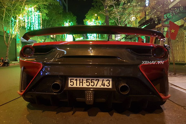 Phần đầu xe với cảm hứng thiết kế từ những mẫu xe đua F1 danh tiếng. Carbon là vật liệu được sử dụng rất nhiều trên bản độ độc đáo này, từ nắp ca-pô tới các cánh gió trên xe