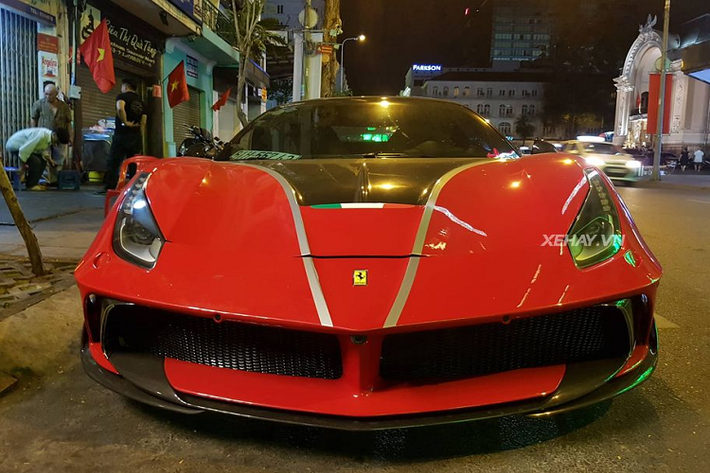 Vòng ra phần đuôi xe là sự tinh chỉnh đến từ Pogea Racing. Bộ cản sau được nhà độ này thay đổi bằng sợi carbon và đuôi xe cũng được cắt xẻ lại hầm hố hơn khi để lộ hai bánh sau to bản ra ngoài.