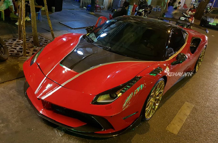 Sau khi độ đẽo lại, siêu phẩm Ferrari 488 GTB này đã trở thành chiếc 488 độ Mansory với ngoại hình độc đáo và hầm hố nhất tại Việt Nam.