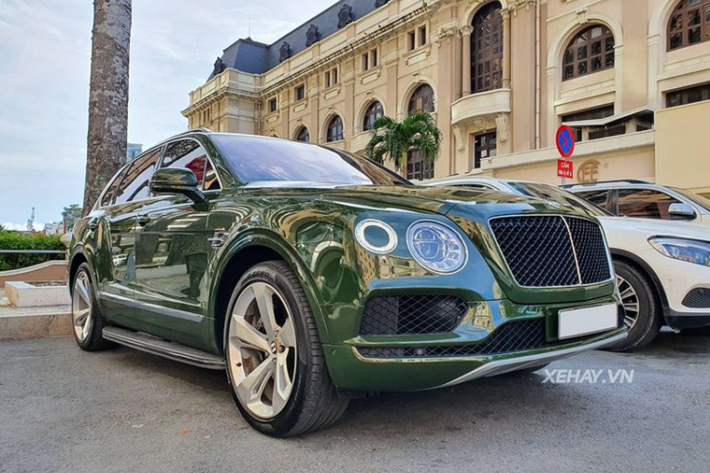 SUV siêu sang Bentley Bentayga lần đầu tiên ra mắt công chúng trên toàn thế giới tại triển lãm Frankfurt Motorshow năm 2015 và nhanh chóng đón nhận sự quan tâm đông đảo của cả truyền thông và giới mộ điệu quốc tế. Bên cạnh là mẫu SUV đầu tiên trong gia đình Bentley, Bentayga còn là mẫu xe mở ra trào lưu SUV siêu sang, một phân khúc hiện đang rất được thịnh hành.