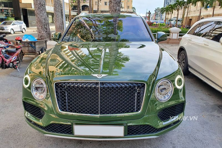 Tại thị trường Việt Nam, số lượng xe Bentley Bentayga lăn bánh đang ngày một nhiều hơn. Chính vì vậy, không ít chủ nhân của mẫu SUV siêu sang này đã tìm đến những cách thức mới để biến đổi chiếc Bentayga của mình trở nên độc đáo hơn so với phần còn lại. Chiếc Bentley Bentayga trong bài viết là một trong số đó.