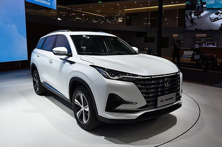 CS75 plus sẽ được 1 doanh nghiệp lớn ở Việt Nam nhập khẩu phân phối trong năm 2020, mức giá xe Changan CS75 plus dự kiến chỉ tương đương 70% giá xe Mazda CX5 thời điểm hiện tại, vào khoảng hơn 700 triệu đồng.