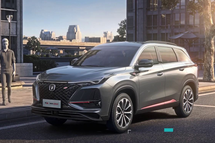 Changan CS75 plus mới là phiên bản mới của chiếc CS75 được ra mắt lần đầu năm 2013. Mẫu xe này được ra mắt lần đầu tại triển lãm ôtô Thượng Hải tháng 4/2019 và được đánh giá là lột xác hoàn toàn so với phiên bản đầu tiên.