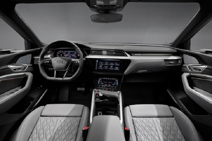 Khoang lái Audi e-tron Black Edition 2021 sở hữu ghế bọc da Valcona cao cấp, bảng điều khiển, bệ tì tay và khu trung tâm bọc da nhân tạo.