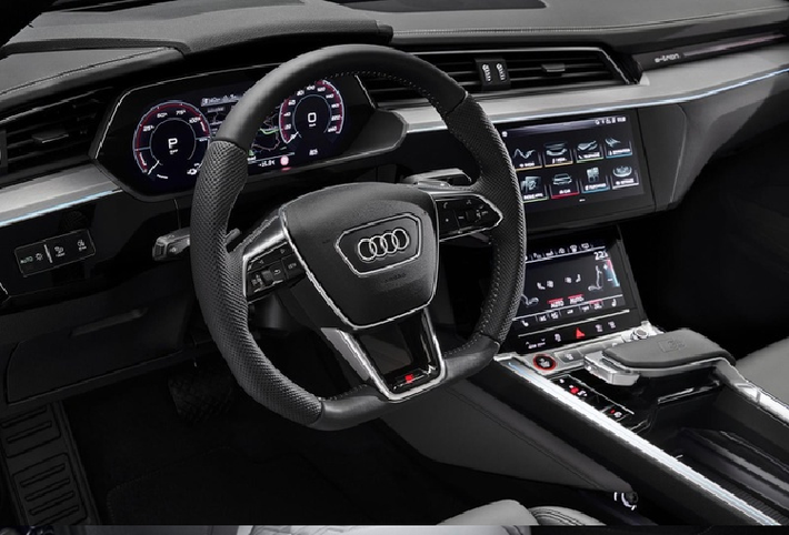 Dòng Audi e-tron mới cũng có thêm một vài thay đổi. Bản Vorsprung sử dụng đèn pha Digital Matrix LED và nâng cấp lên hệ thống thông tin giải trí MIB 3.