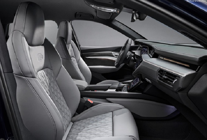 Khách mua có thể chọn phiên bản cao cấp mới Audi e-tron Vorsprung, thêm bộ mâm hợp kim 22 inch của Audi Sport, cùng kẹp phanh màu cam titanium sơn đen mờ.