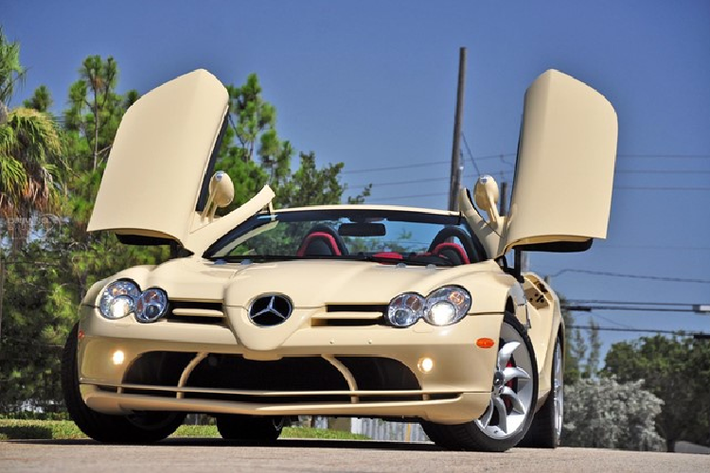 Siêu xe Mercedes SLR McLaren chính thức được sản xuất và bán ra vào năm 2003 và kết thúc dây chuyền vào năm 2010. Trong vòng đời 7 năm của mình, đã có 2,157 chiếc xe được bán ra ở hai phiên bản coupe và roadster. Chiếc xe được lấy cảm hứng từ mẫu xe đua Mercedes 300 SLR từ thế kỉ trước với màu sắc bạc truyền thống đã gắn bó với thương hiệu Mercedes từ bấy lâu nay.