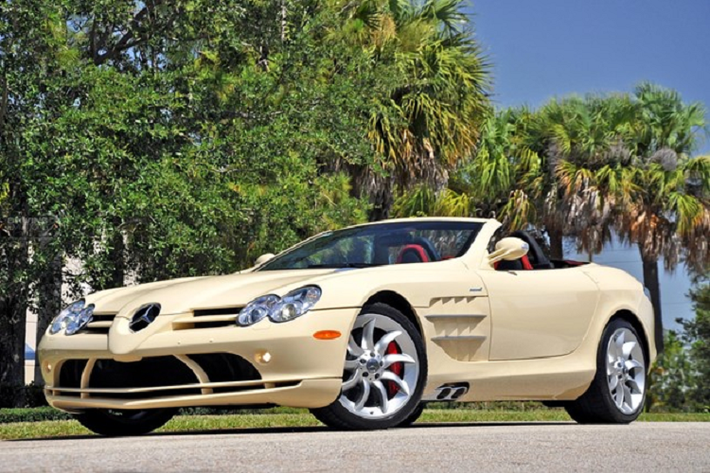Đây là một trong những chiếc Mercedes-Benz SLR McLaren đẹp nhất, độc đáo nhất trong số những chiếc xe từng được sản xuất. Chiếc xe được sản xuất theo đơn đặt hàng riêng với nhà máy. Mẫu xe này được chế tạo lấy cảm hứng từ một chiếc Mercedes-Benz 300SL Gullwing đời 1955.