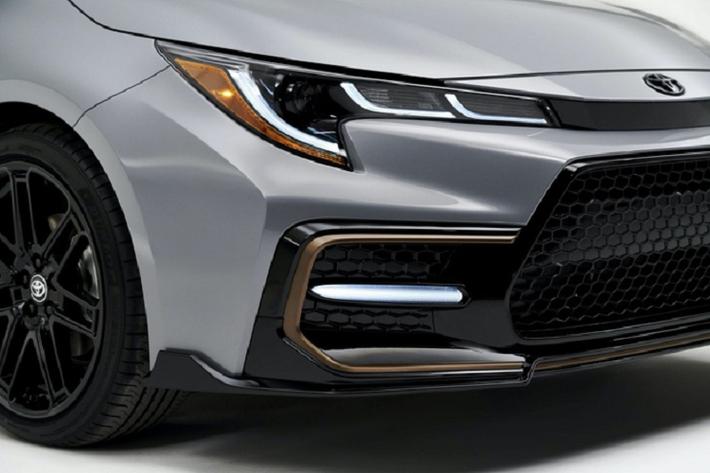 Bên dưới nắp ca-pô, Toyota Corolla Apex Edition 2021 sử dụng động cơ Dynamic Force 2.0L, sản sinh công suất tối đa 169 mã lực và 204 Nm mô-men xoắn cực đại. Sức mạnh này được truyền xuống thông qua hộp số Dynamic Shift CVT.