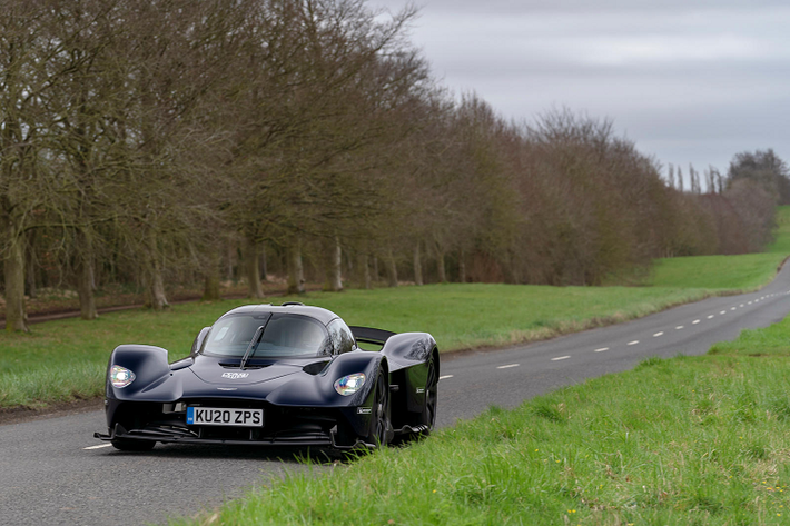 Nhà sản xuất ôtô Anh Quốc vừa công bố loạt ảnh mới này cho thấy một chiếc Aston Martin Valkyrie 2020 mới gần như đã hoàn thiện đang trải qua thử nghiệm trên đường cao tốc với tay lái thử Chris Goodwin ngồi sau tay lái.